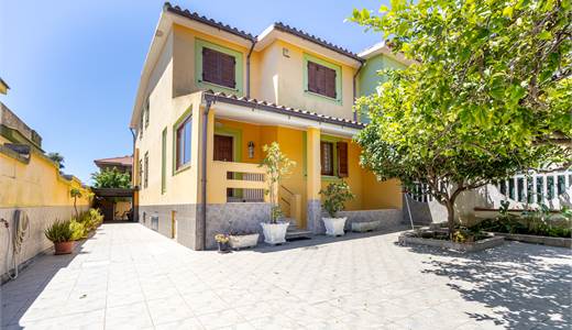 Elegante villa con giardino
